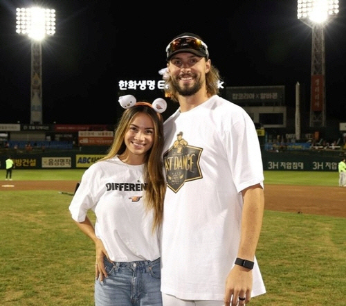 한화 와이스(오른쪽)와 아내 브룩. [헤일리 브룩 소셜 미디어 사진]